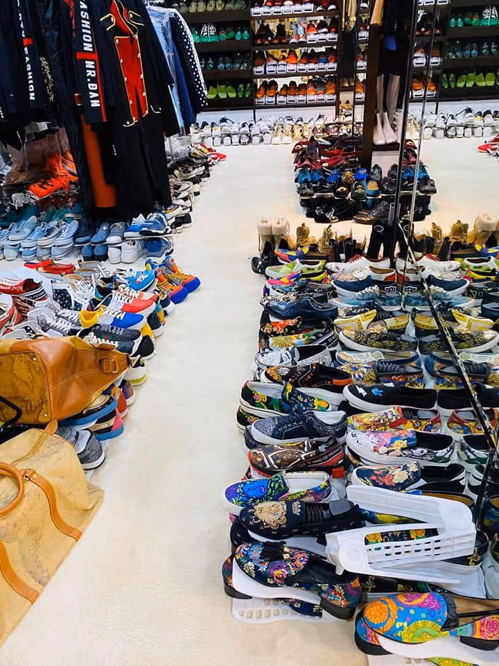 Bên cạnh dòng chia sẻ, Đàm Vĩnh Hưng còn khéo khoe loạt ảnh cận cảnh các căn phòng chất kín đồ hiệu như giày dép, túi xách, quần áo, nước hoa...