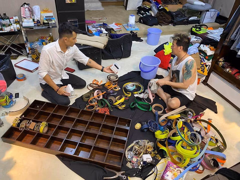 Trước đó, nam ca sĩ từng tiết lộ anh có đến cả 1000 đôi giày và hàng trăm chiếc túi đến từ các thương hiệu khác nhau.