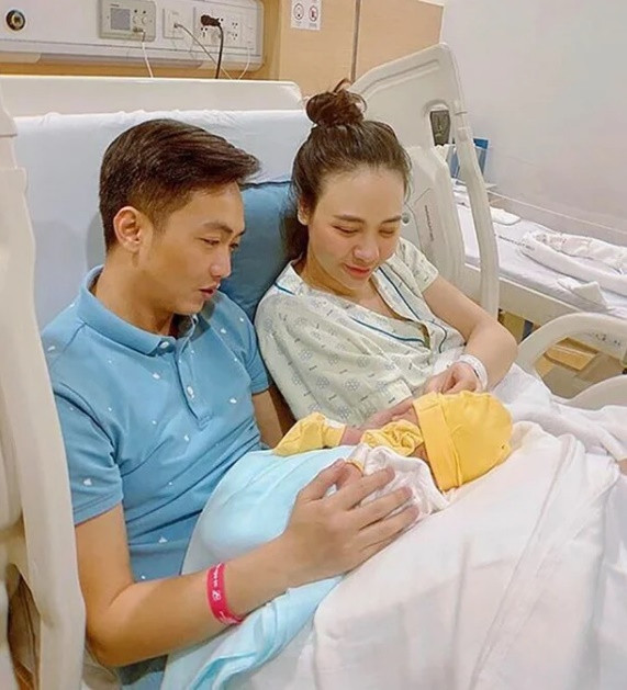 Thời điểm Đàm Thu Trang sinh con gái đầu lòng Suchin cách đây 3 năm, Cường Đô la đã được khen khéo chăm vợ đẻ.