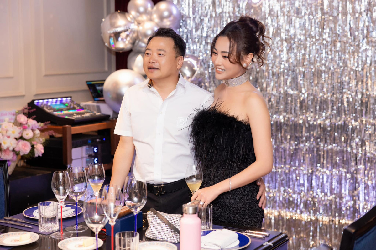 Thậm chí, một vài người bạn còn gửi lời chúc mừng tới Phương Oanh và Shark Bình. Cả hai người không phủ nhận mà đáp lại bằng cách "thả tim".