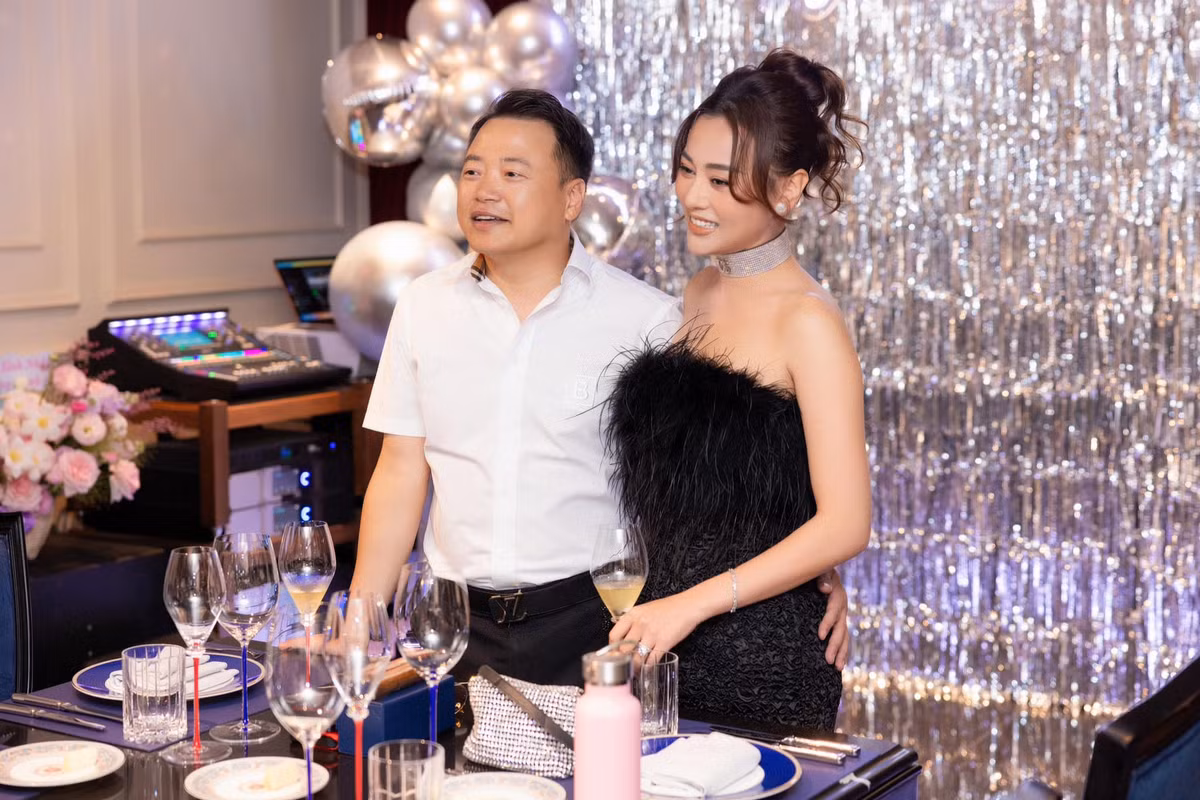 Thậm chí, một vài người bạn còn gửi lời chúc mừng tới Phương Oanh và Shark Bình. Cả hai người không phủ nhận mà đáp lại bằng cách "thả tim".