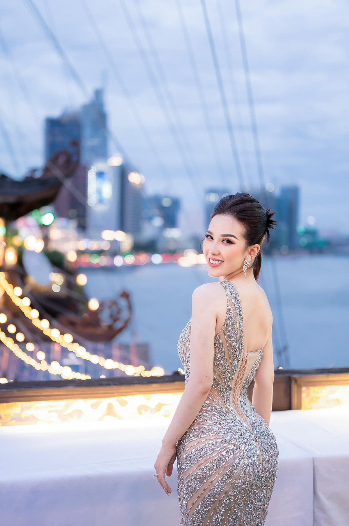 Câu chuyện của nữ MC gây tranh cãi. Không ít fan cho rằng, cô cố tình tạo lùm xùm để gây chú ý. Thậm chí có người còn thắc mắc: một người trưởng thành như nữ MC phải biết việc được một ai đó ngỏ ý đặt phòng khách sạn cho là có mục đích sao vẫn nhận lời?