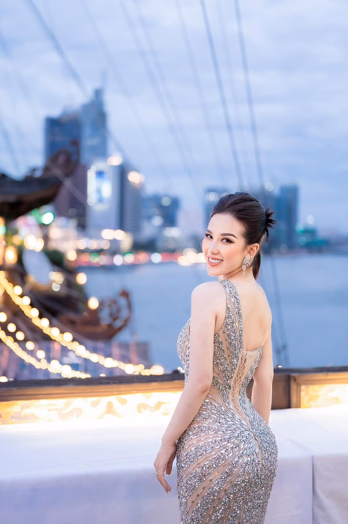 Câu chuyện của nữ MC gây tranh cãi. Không ít fan cho rằng, cô cố tình tạo lùm xùm để gây chú ý. Thậm chí có người còn thắc mắc: một người trưởng thành như nữ MC phải biết việc được một ai đó ngỏ ý đặt phòng khách sạn cho là có mục đích sao vẫn nhận lời?