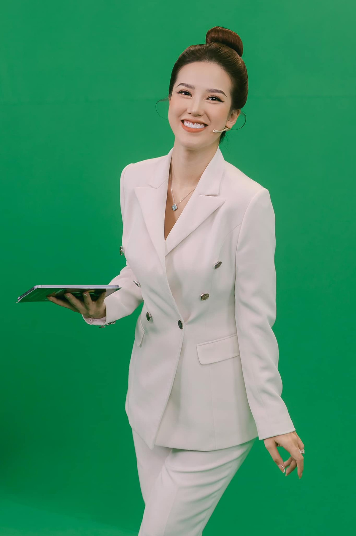 Nữ MC 9X sở hữu gương mặt xinh đẹp, khả ái, vóc dáng gợi cảm cùng lối dẫn chuyện nghiệp và lôi cuốn.