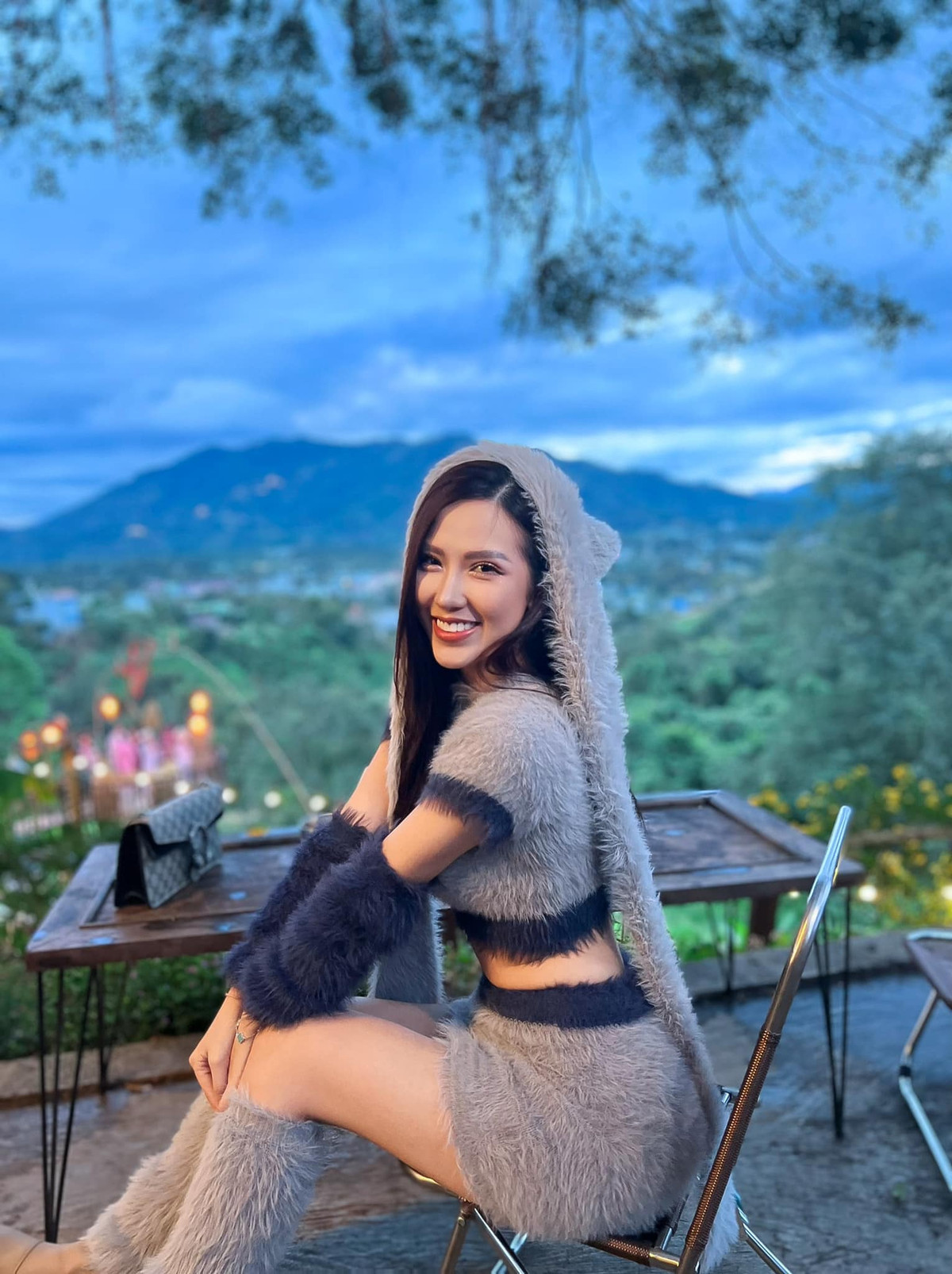 Trước những "gạch đá" hướng về mình, nữ MC lên tiếng giải thích: "Sở dĩ mình để cho bạn cầu thủ đó book vé máy bay và khách sạn khác phòng cho mình vì mình thích những người đàn ông ga lăng và chủ động. Và để cảm ơn thì mình cũng đã âm thầm đặt một ốp điện thoại để định âm thầm tặng cho bạn ấy".