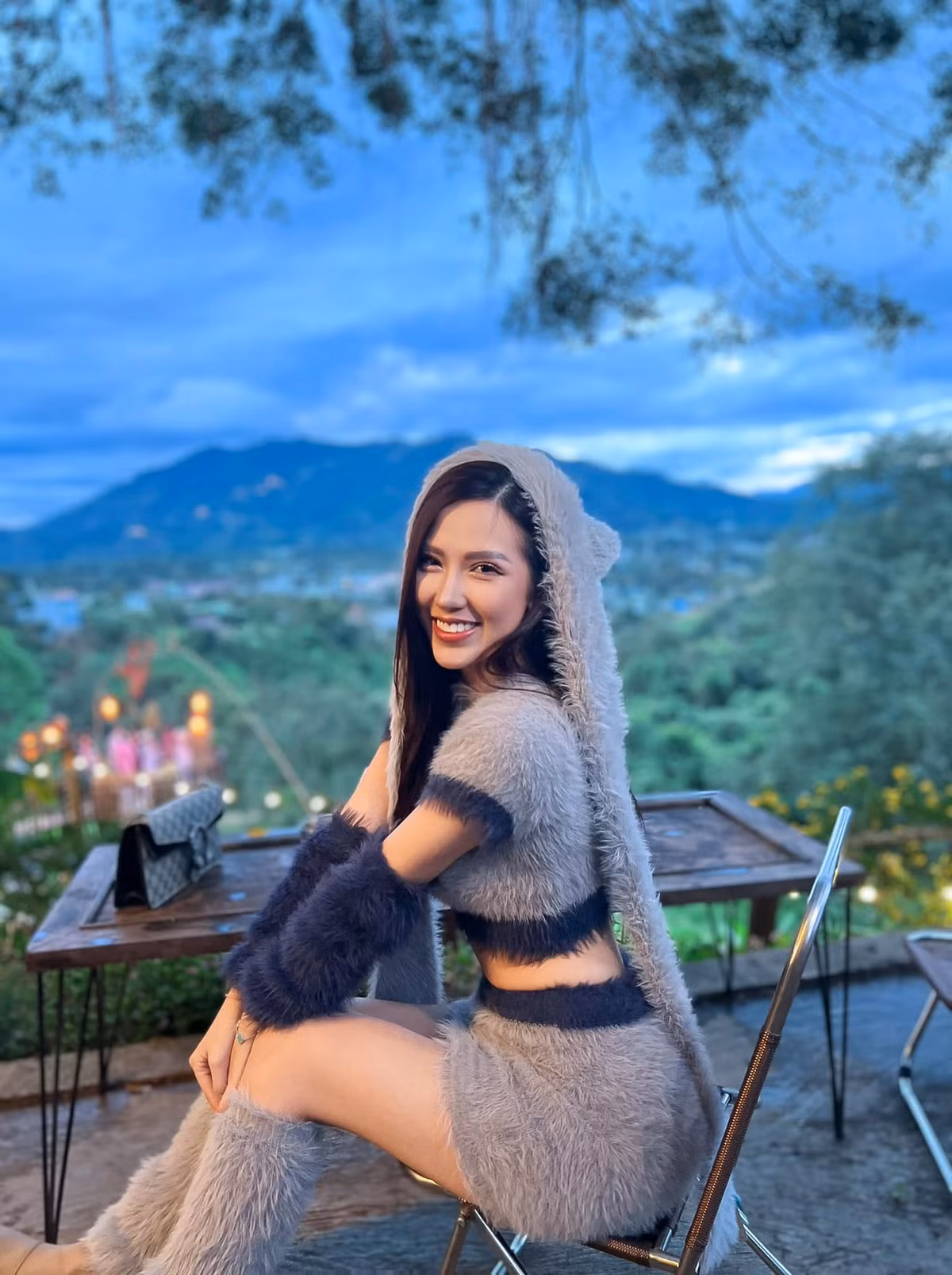 Trước những "gạch đá" hướng về mình, nữ MC lên tiếng giải thích: "Sở dĩ mình để cho bạn cầu thủ đó book vé máy bay và khách sạn khác phòng cho mình vì mình thích những người đàn ông ga lăng và chủ động. Và để cảm ơn thì mình cũng đã âm thầm đặt một ốp điện thoại để định âm thầm tặng cho bạn ấy".