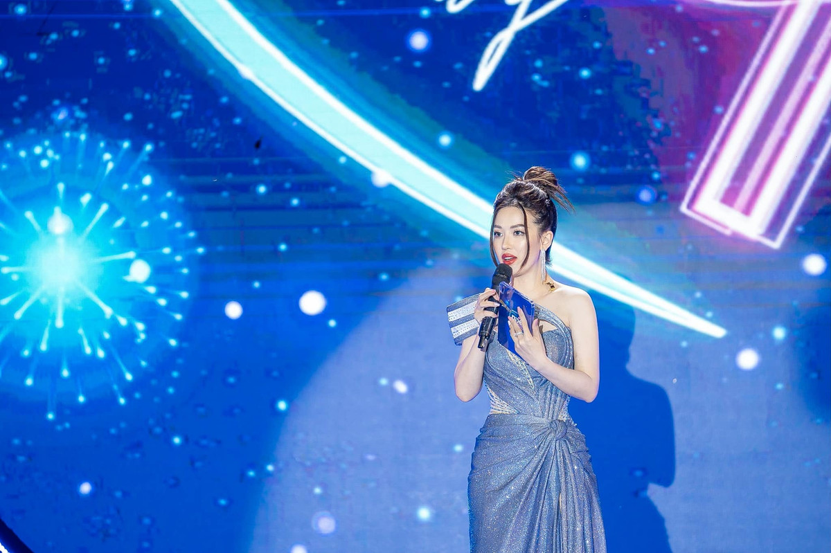 Nữ MC muốn đưa ra dẫn chứng để mọi người không có cái nhìn sai lệch về bản thân cô. Cô đang là người độc thân và cũng có quyền tìm hiều một ai đó.