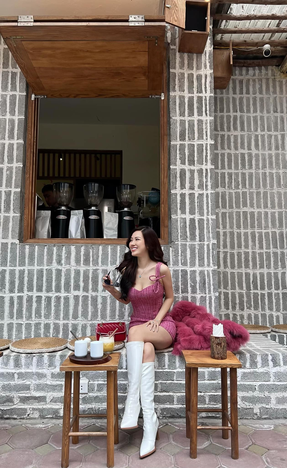 Nữ MC kể chuyện bị cầu thủ gạ gẫm “cầm trịch” nhiều chương trình, sự kiện... Cô từng lọt vào top 10 Cầu Vồng VTV, đảm nhận công việc người dẫn chương trình cho một số kênh truyền hình tại TP HCM. Thu Hà từng tốt nghiệp trường ĐH Luật TP HCM.