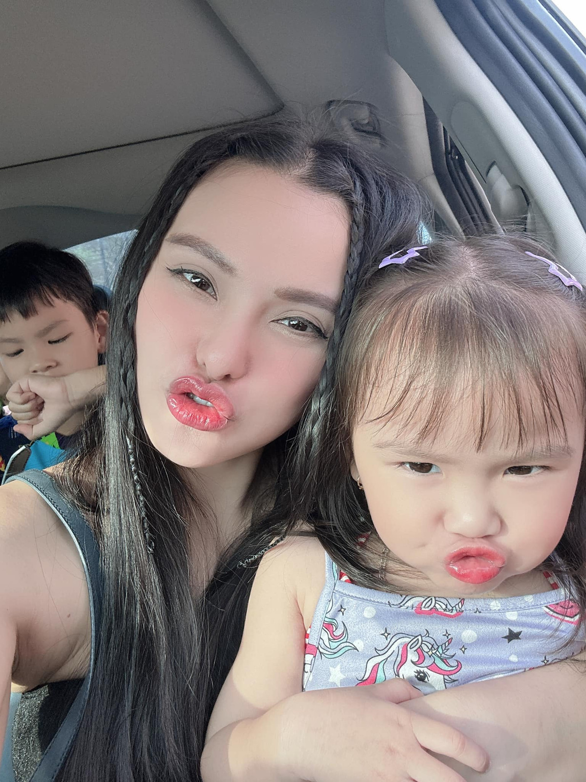 Khoảnh khắc đáng yêu của nữ ca sĩ bên con gái.