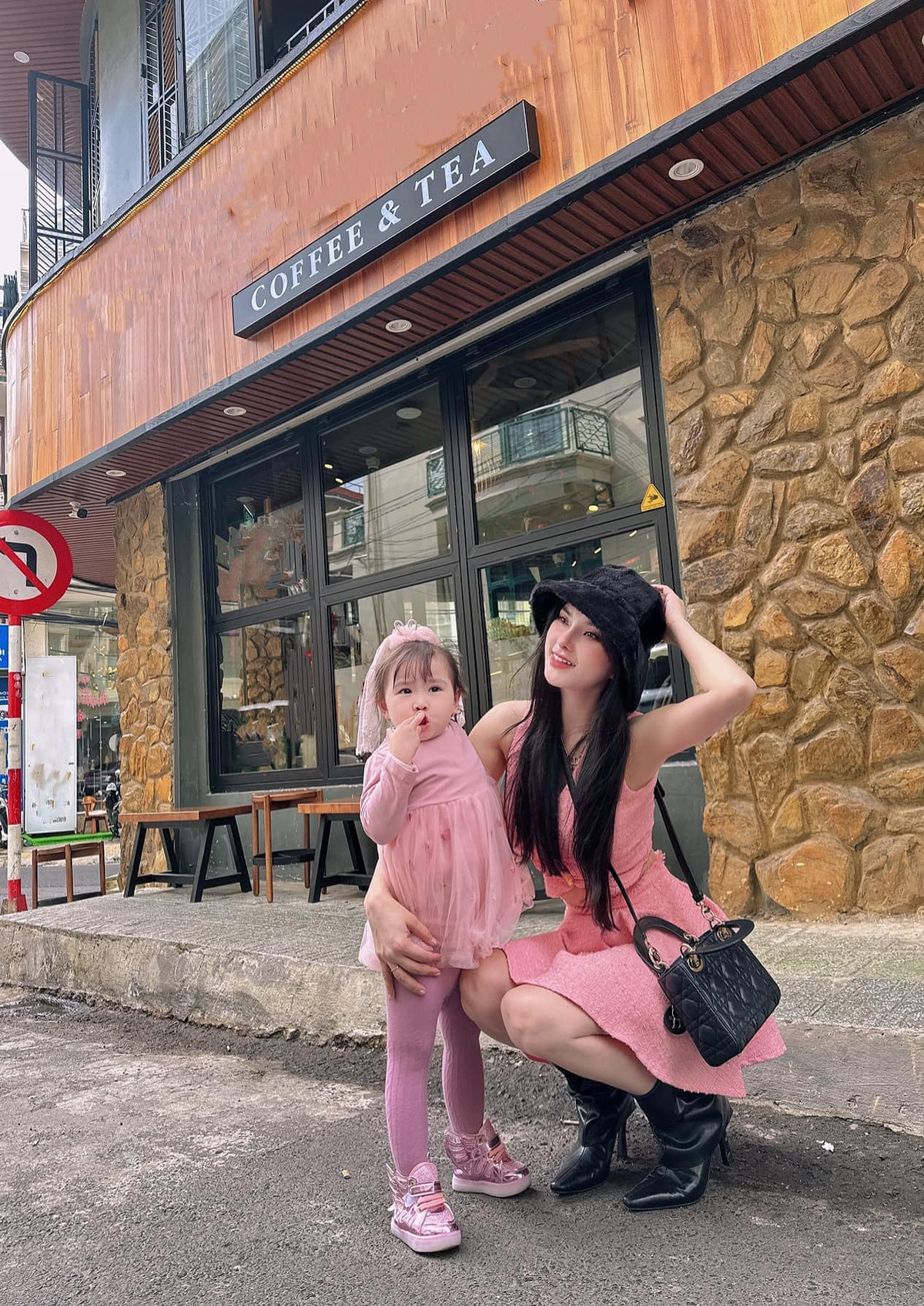 Hai mẹ con nữ ca sĩ được ví xinh đẹp như công chúa. Thu Thủy khen con gái 3 tuổi rất đáng yêu và tình cảm.