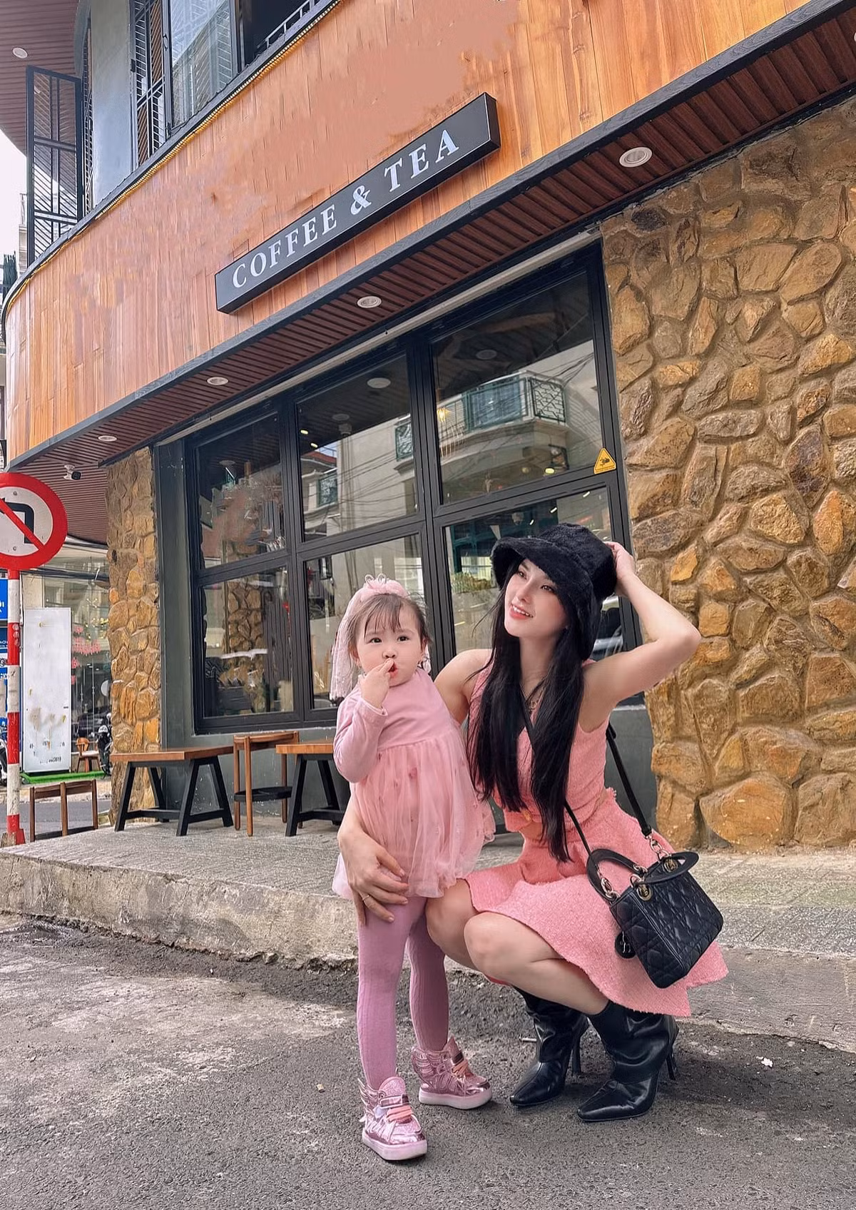 Hai mẹ con nữ ca sĩ được ví xinh đẹp như công chúa. Thu Thủy khen con gái 3 tuổi rất đáng yêu và tình cảm.