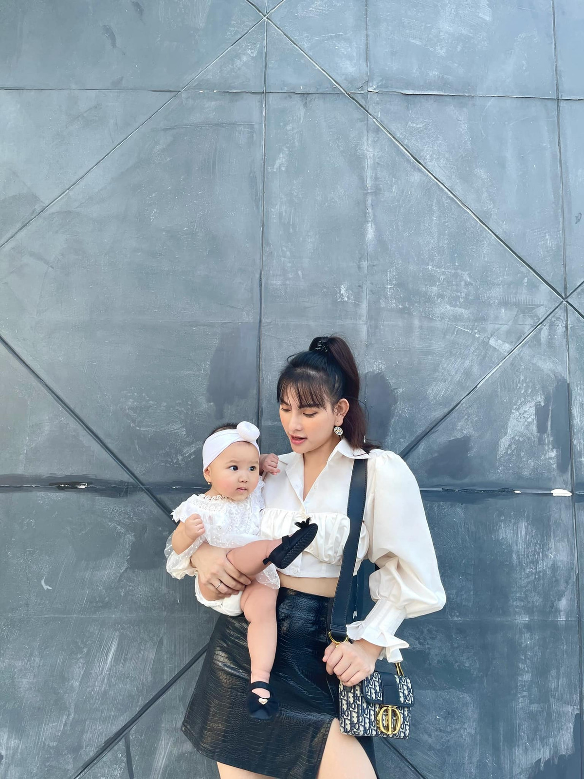 Lana được mẹ mặc đồ sành điệu từ bé.