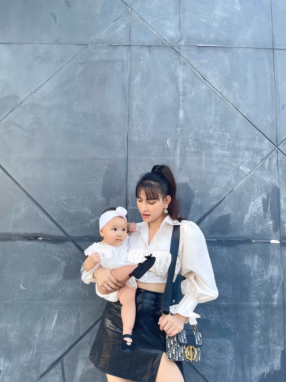 Lana được mẹ mặc đồ sành điệu từ bé.