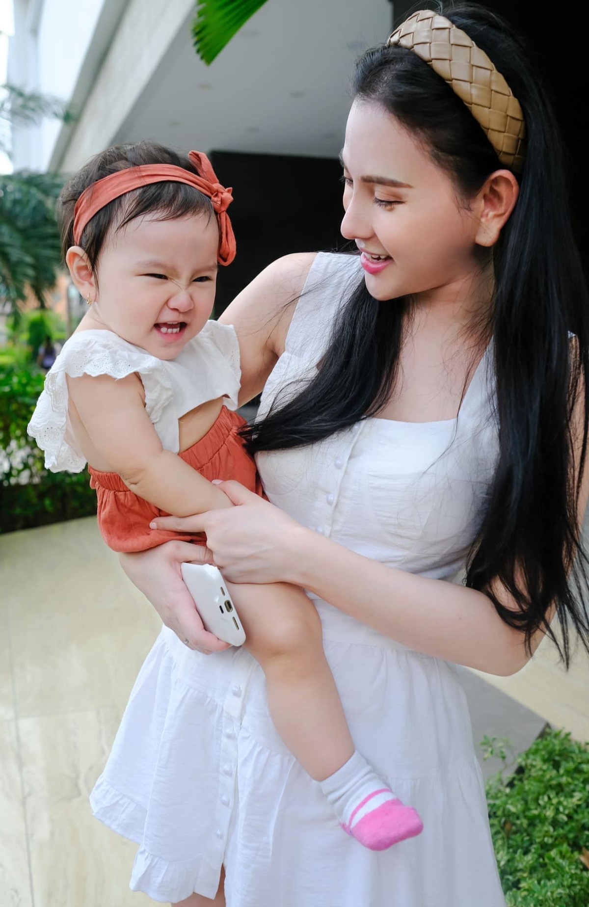 Không chỉ nhanh chóng lấy lại vóc dáng như thời còn son rỗi sau khi sinh con thứ hai, Thu Thủy còn được khen ngợi nhuận sắc hơn trước đây.