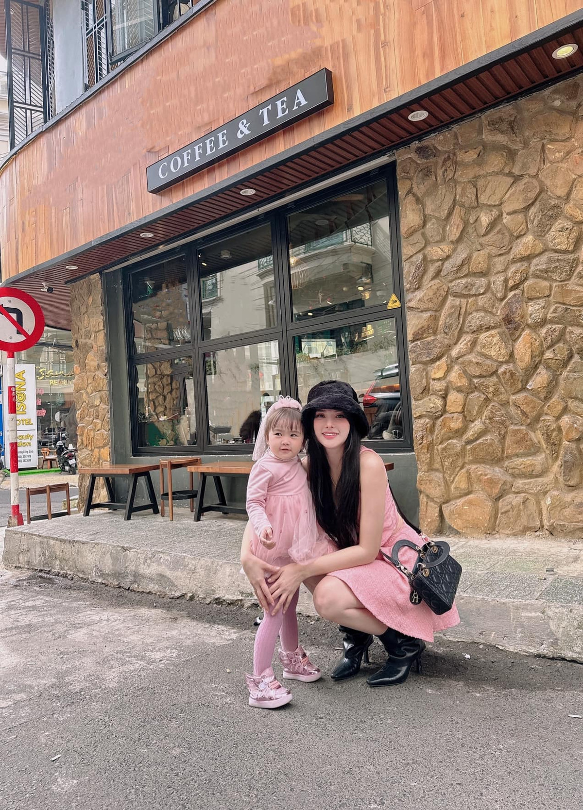 Thu Thủy và con gái diện đầm hồng "tông xuyệt tông" nổi bật giữa đường phố.