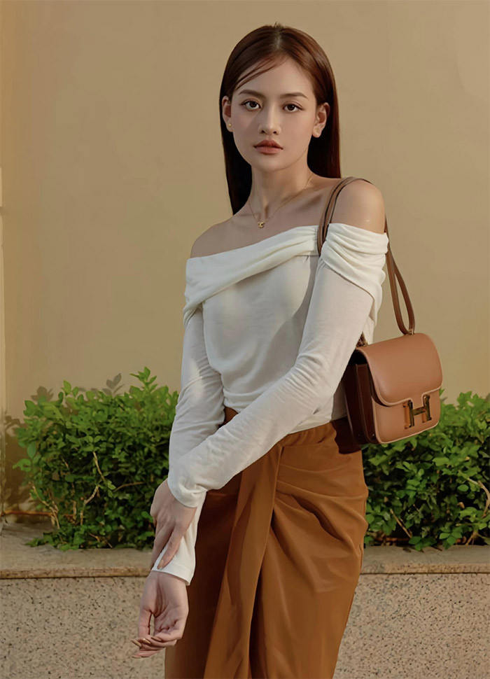 Thùy Anh sinh năm 1995, đóng phim từ khi mới 14 tuổi với vai diễn đầu tay trong "Bộ tứ 10A8". Năm 18 tuổi, Thùy Anh có vai diễn gây ấn tượng trong phim điện ảnh "Đập cánh giữa không trung" khi đóng cảnh nude 100% với diễn viên Trần Bảo Sơn.