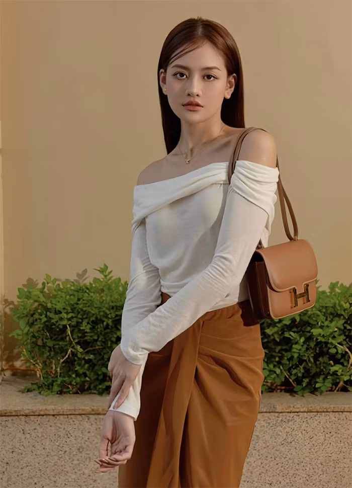 Thùy Anh sinh năm 1995, đóng phim từ khi mới 14 tuổi với vai diễn đầu tay trong "Bộ tứ 10A8". Năm 18 tuổi, Thùy Anh có vai diễn gây ấn tượng trong phim điện ảnh "Đập cánh giữa không trung" khi đóng cảnh nude 100% với diễn viên Trần Bảo Sơn.