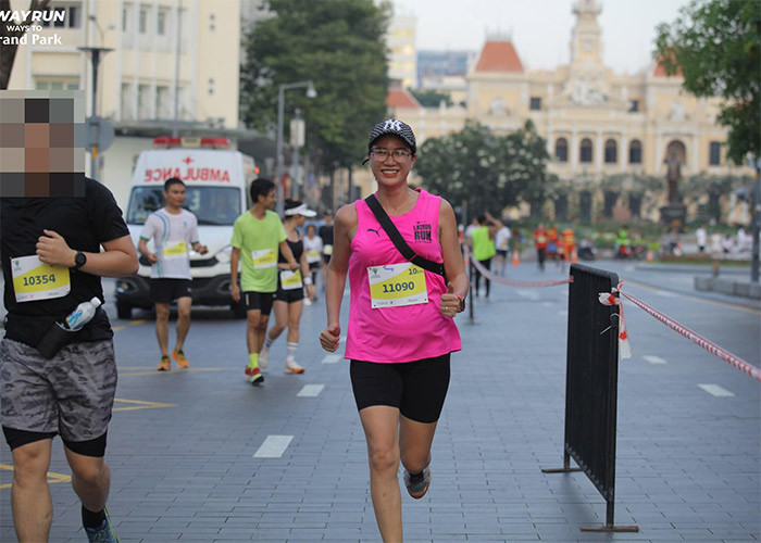 Nhìn cô tham gia một giải chạy, nhiều người ngỡ ngàng tưởng cô vác bụng bầu để chạy.