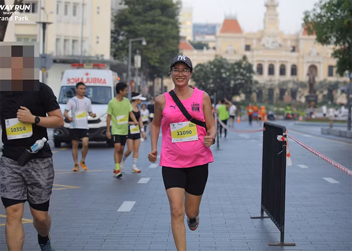 Nhìn cô tham gia một giải chạy, nhiều người ngỡ ngàng tưởng cô vác bụng bầu để chạy.