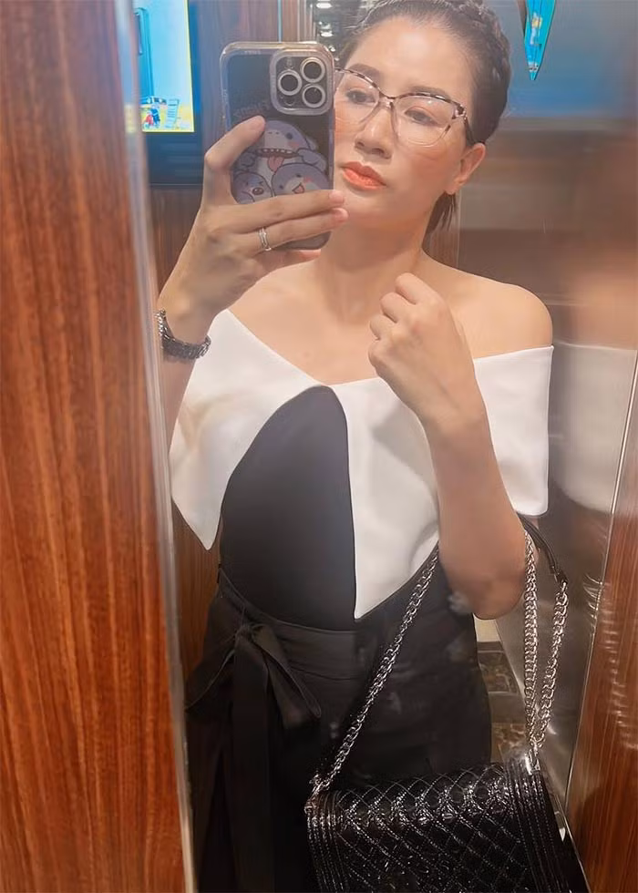 Người đẹp sinh năm 1985 đùa, cô mang thai ba năm chưa sinh, khi được hỏi có phải đang có bầu.