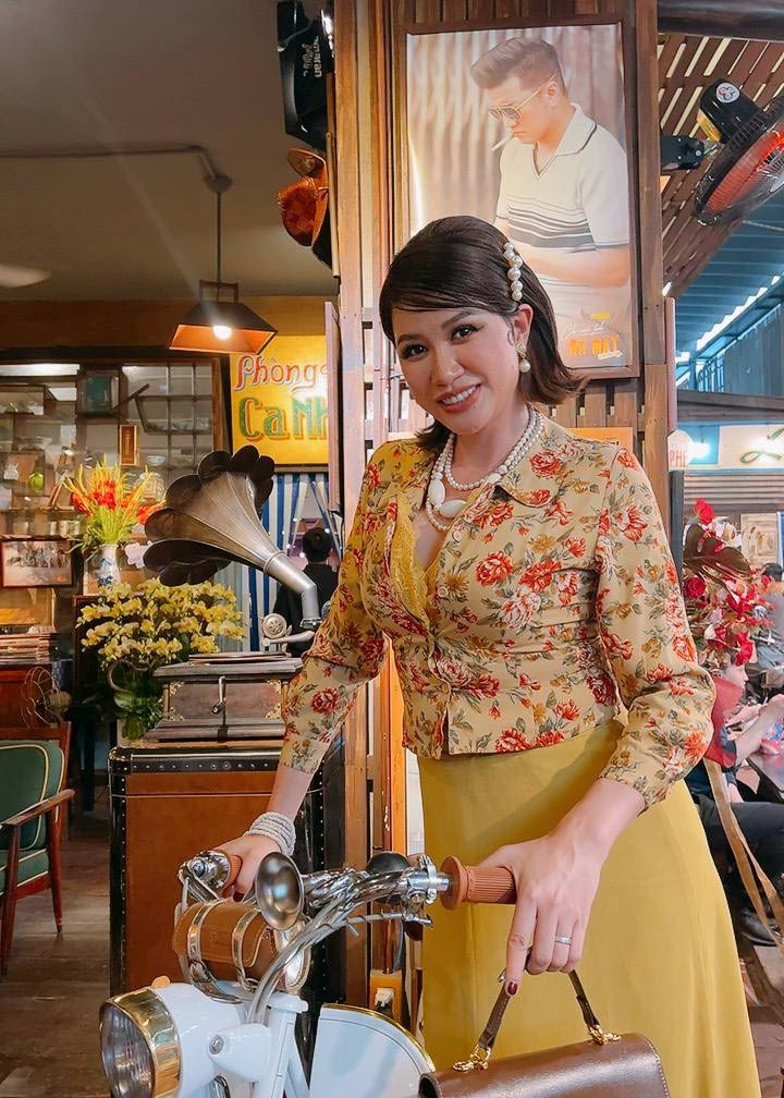 Mới đây trên trang cá nhân, cựu người mẫu Trang Trần cho biết vòng eo của cô đã đạt mức 100 cm.