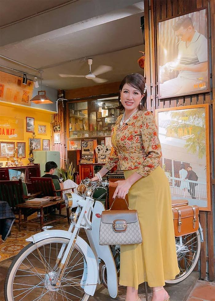 Dù đã mặc quần gen bụng nhưng vòng hai của Trang Trần vẫn rất đồ sộ.