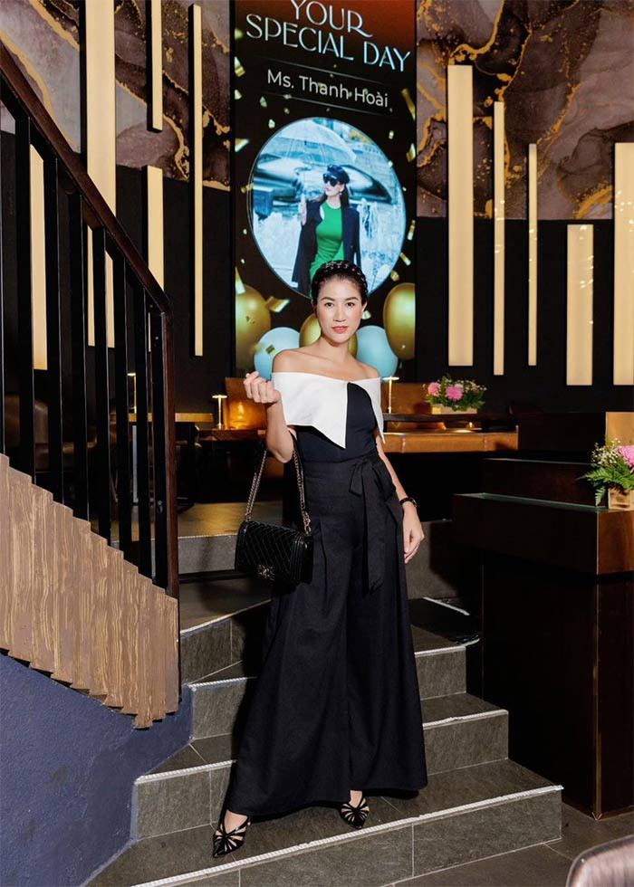 Dù mặc trang phục đen nhưng Trang Trần vẫn không giấu được vòng hai quá khổ.