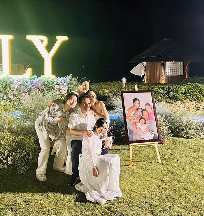 Thành quả của Mỹ Linh và Anh Quân sau 27 năm kết hôn là cả ba con đều trưởng thành, có những thành công nhất định. (Ảnh: FBNV)