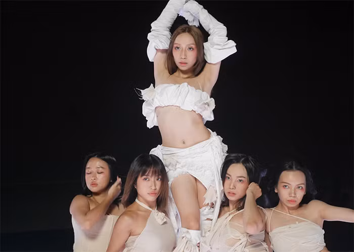 Theo Mỹ Linh chia sẻ, con gái út Mỹ Anh còn phụ giúp mẹ "cày" tiền để đóng học phí cho anh trai Anh Duy.