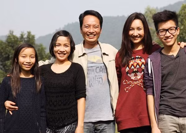 Thành công trong sự nghiệp, Mỹ Linh cũng là một trong những ngôi sao có cuộc sống riêng viên mãn nhất Vbiz. Mỹ Linh có hai con chung với nhạc sĩ Anh Quân và cô cũng rất yêu thương con gái riêng của chồng - Anna. (Ảnh: FBNV)