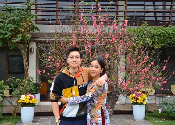 Con trai Mỹ Linh có năng khiếu về âm nhạc nhưng lại thích ngành Y. Hiện Anh Duy đang theo học ngành bác sĩ Y khoa tại trường Đại học Melbourne, Australia. (Ảnh: FBNV)