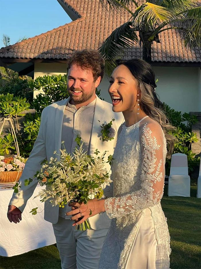 Năm 2013, con gái lớn Anna Trương đi du học chuyên ngành Nhà sản xuất âm nhạc theo diện học bổng từ học viện Berklee College of Music. Đây là một trong 4 học viện âm nhạc được đánh giá cao của thế giới. Sau khi ra trường, Anna Trương hoạt động trong lĩnh vực sản xuất âm nhạc. Anna là một trong những người phối nhạc cho phim "Frozen 2". Năm 2022, Anna kết hôn với nhạc công Eric Derwallis. (Ảnh: FBNV)