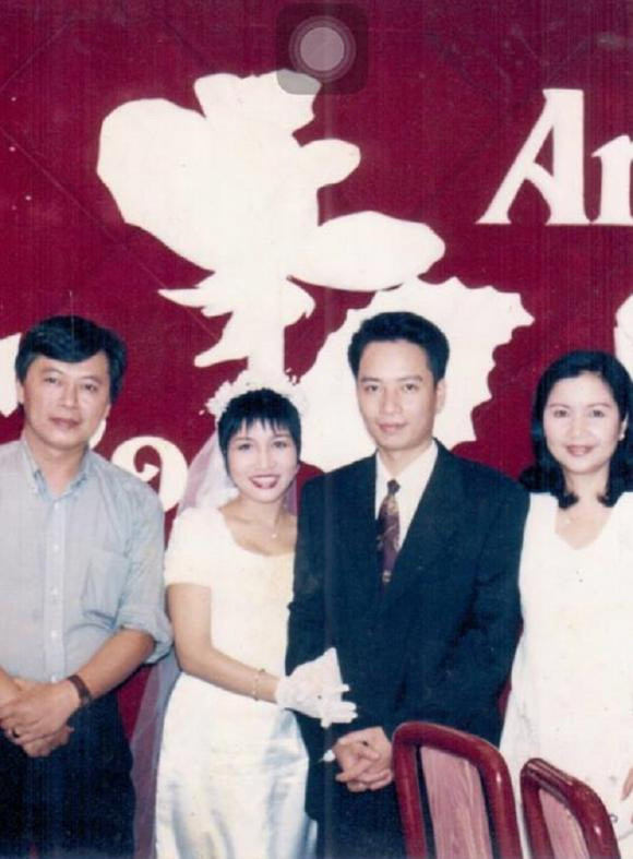 Năm 1998, Mỹ Linh lập gia đình với nhạc sĩ Anh Quân. Đó là sự chuyển đổi quan trọng trong đời sống và phong cách riêng của cô với những ca khúc như: "Tóc ngắn", "Khúc giao mùa", "Em mơ về anh"... (Ảnh: ngoisao.vn)