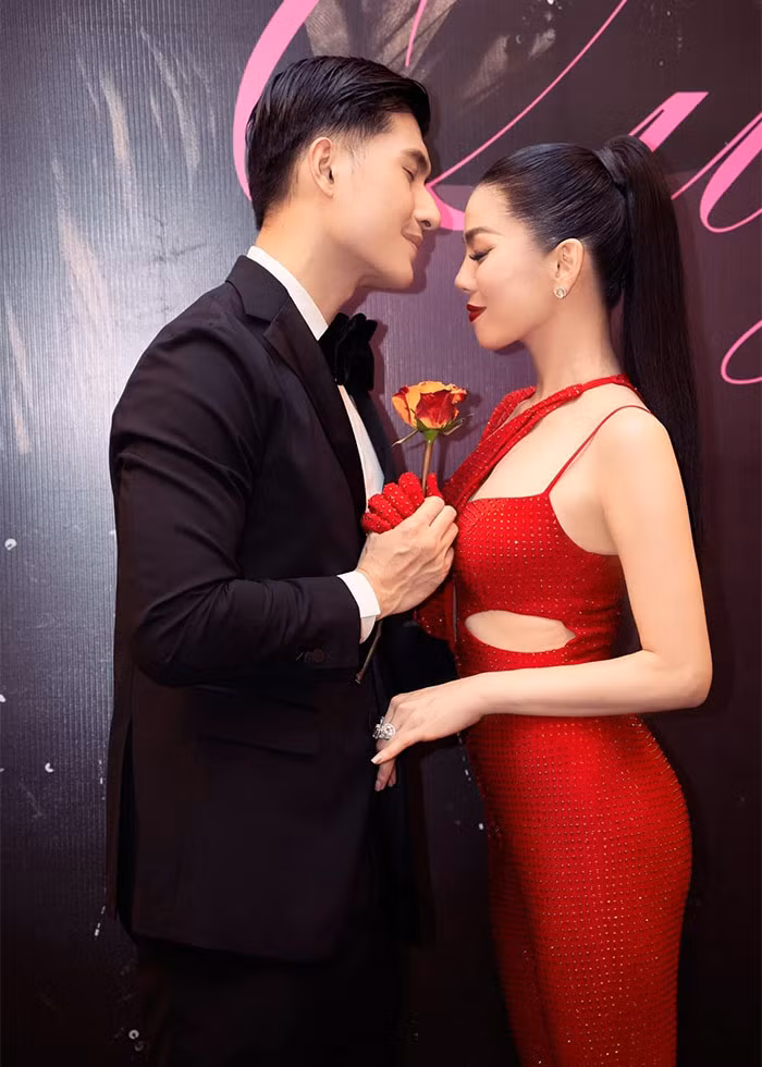 Lệ Quyên từng chia sẻ gu bạn trai của cô là "badboy" nhưng đã bị "lừa" bởi tính cách nhẹ nhàng, ngọt ngào của Lâm Bảo Châu. Khi sống chung, Lệ Quyên phát hiện Lâm Bảo Châu rất cầu toàn và khó tính, khác với lúc mới quen. (Ảnh: FBNV)