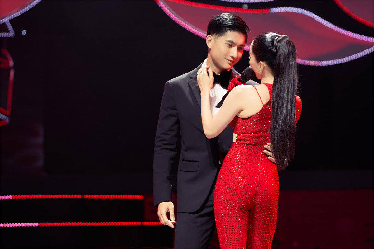 Về phía Lệ Quyên, cô cũng luôn ra sức bảo vệ người yêu khi có những lời bình luận khiếm nhã đối với anh về khả năng đóng phim, hay bị đồn thổi sống dựa vào Lệ Quyên... (Ảnh: FBNV)