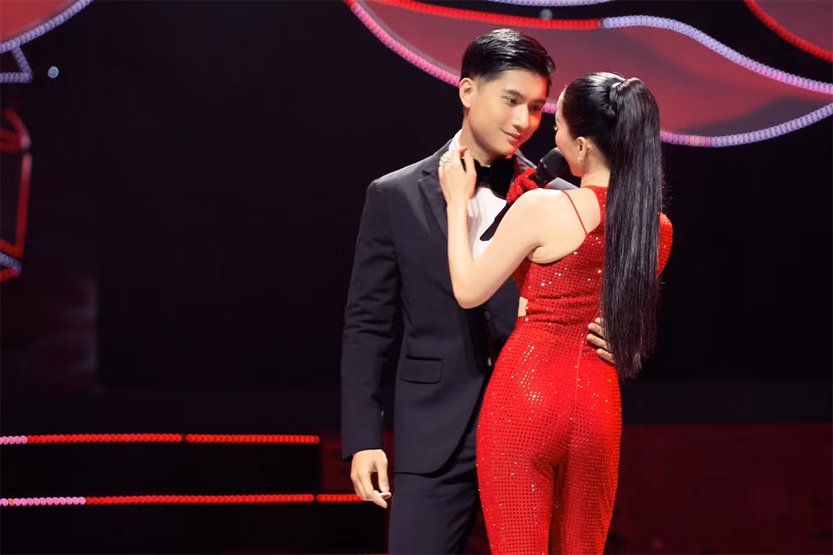 Về phía Lệ Quyên, cô cũng luôn ra sức bảo vệ người yêu khi có những lời bình luận khiếm nhã đối với anh về khả năng đóng phim, hay bị đồn thổi sống dựa vào Lệ Quyên... (Ảnh: FBNV)