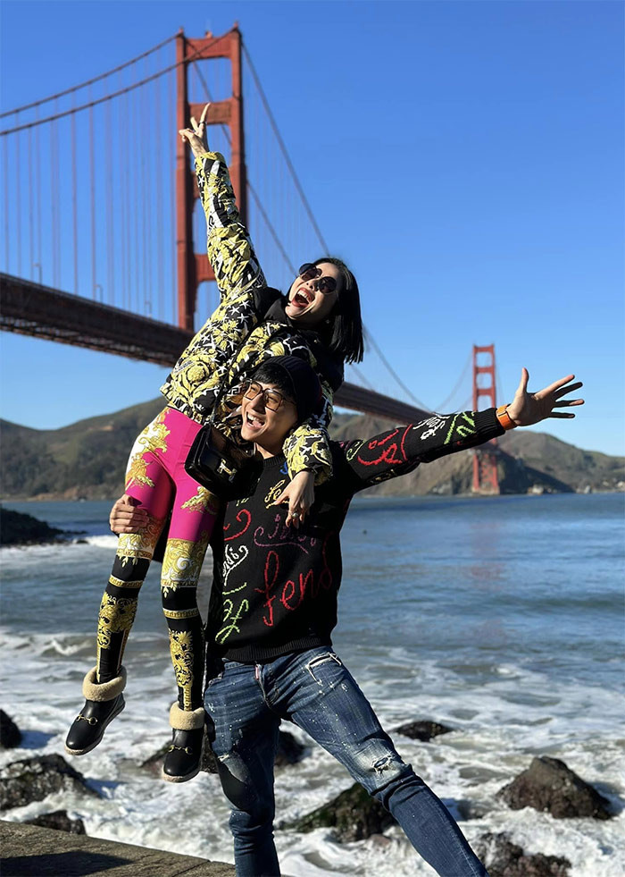 Khi ở bên cạnh Lâm Bảo Châu, Lệ Quyên được yêu chiều như cô tình nhân bé nhỏ. (Ảnh: FBNV)