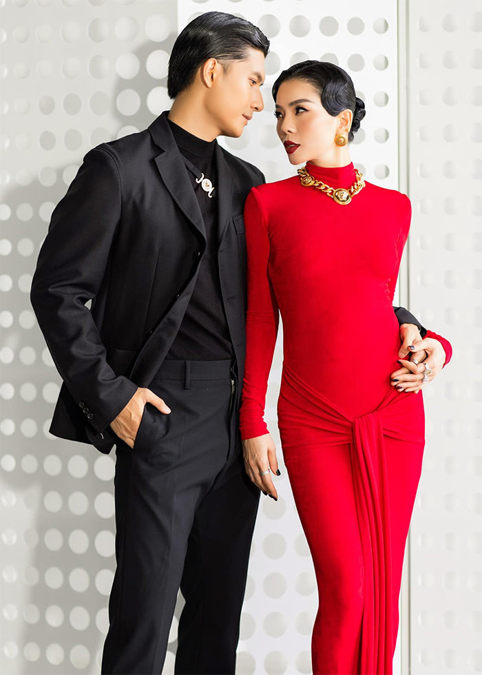 "Cảm ơn anh luôn nắm chặt tay em xuyên qua khó khăn và nuôi dưỡng hạnh phúc. Luôn nhẫn nhịn và vị tha dù thiệt thòi rất nhiều vì bao điều tốt đẹp của bản thân không phải lúc nào cũng được đánh giá đúng. Cảm ơn tất cả những điều tốt đẹp tuyệt vời nhất Quyên có được trên đời này", nữ ca sĩ sinh năm 1981 chia sẻ trên trang cá nhân. (Ảnh: FBNV)