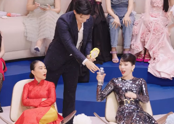 Mới đây trong chương trình "Chị đẹp đạp gió rẽ sóng 2023", Lâm Bảo Châu khiến các chị đẹp tham gia chương trình phải xuýt xoa vì quá ga lăng và chiều chuộng Lệ Quyên. Anh mang nước, mang quạt, rồi dắt tay người yêu ra sân khấu hát. (Ảnh cắt từ clip chương trình)