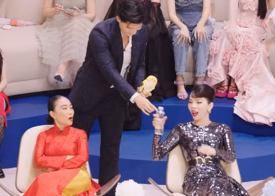 Mới đây trong chương trình "Chị đẹp đạp gió rẽ sóng 2023", Lâm Bảo Châu khiến các chị đẹp tham gia chương trình phải xuýt xoa vì quá ga lăng và chiều chuộng Lệ Quyên. Anh mang nước, mang quạt, rồi dắt tay người yêu ra sân khấu hát. (Ảnh cắt từ clip chương trình)