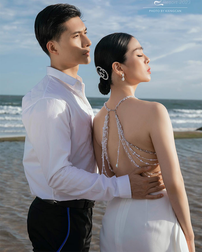 "Châu là người kín đáo, tinh tế, không nói nhiều mà luôn dùng hành động thể hiện tình cảm, sự quan tâm dành cho mọi người. Những ngày đặc biệt như lễ, sinh nhật, Châu luôn dành cho tôi sự bất ngờ...", Lệ Quyên nói. (Ảnh: FBNV)