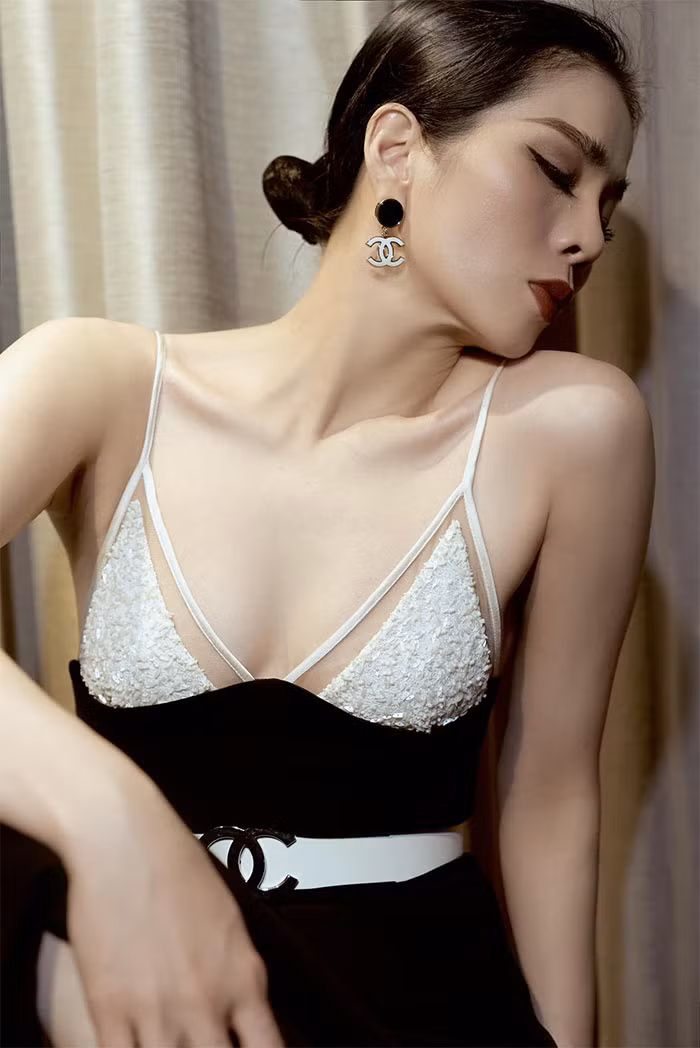 "Nữ hoàng bolero" rất tự tin mỗi khi mặc trang phục khoe ba vòng bắt mắt.