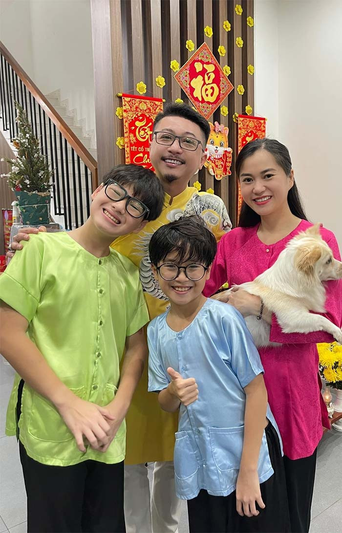 Lâm Vỹ Dạ bên chồng, Hứa Minh Đạt và hai con trai.
