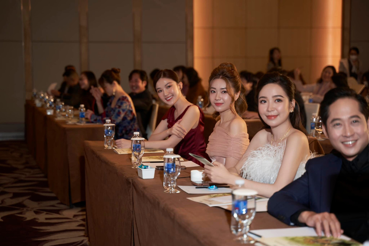 Do có tính cách đối lập nên khi sống chung một nhà khiến Son và Tuyết nảy sinh nhiều mâu thuẫn quanh cách ứng xử hay chuyện bếp núc.