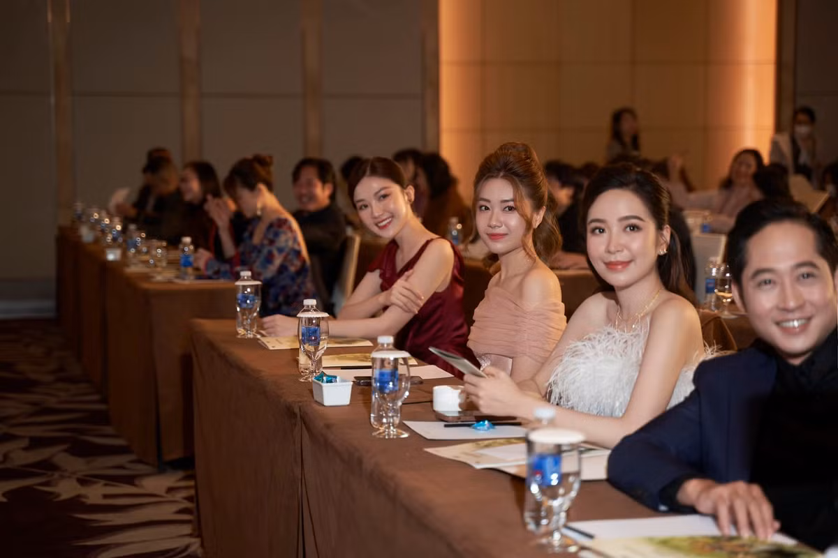 Do có tính cách đối lập nên khi sống chung một nhà khiến Son và Tuyết nảy sinh nhiều mâu thuẫn quanh cách ứng xử hay chuyện bếp núc.