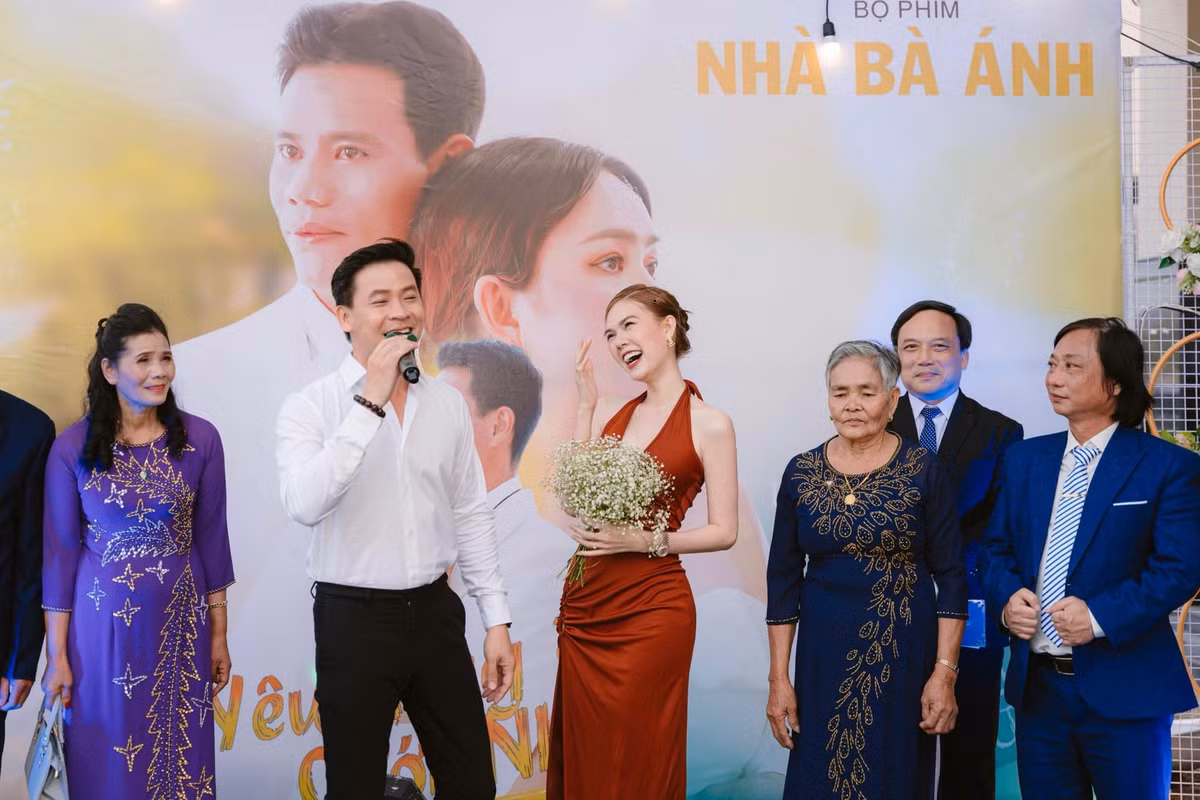 Người mẫu từng xuống tóc có duyên với những vai nghèo khổ.