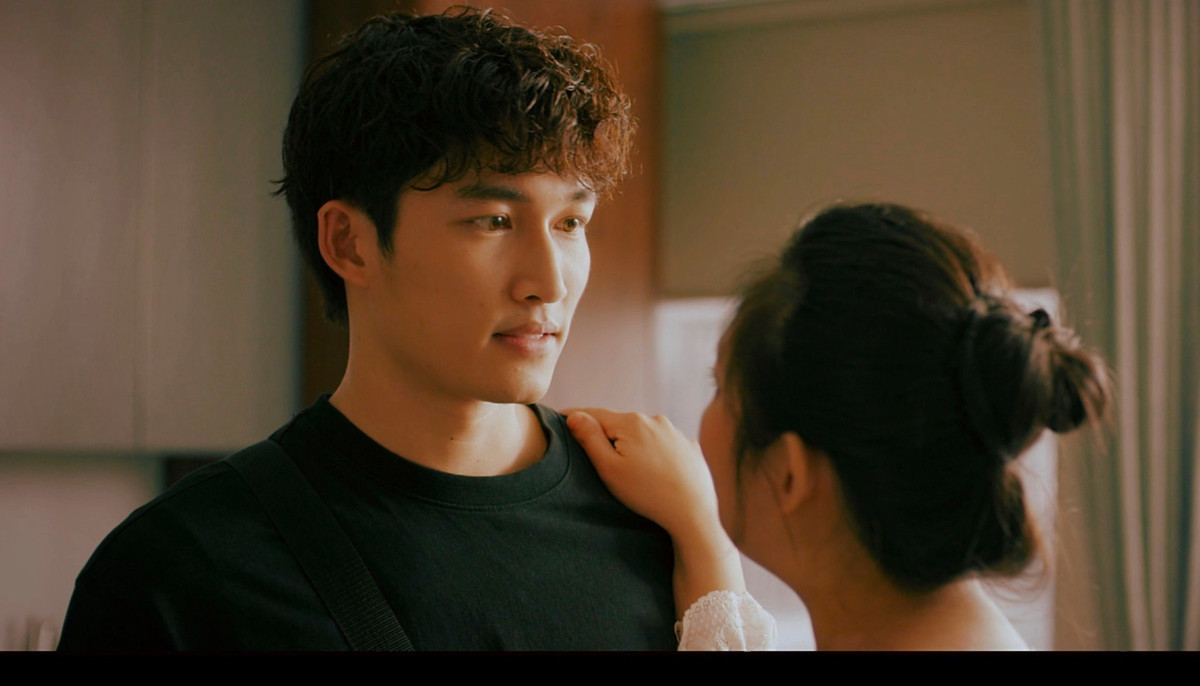 Thu Hiền vào vai với tạo hình gợi cảm, trang phục trễ nải nhằm "đong đưa" trai trẻ.