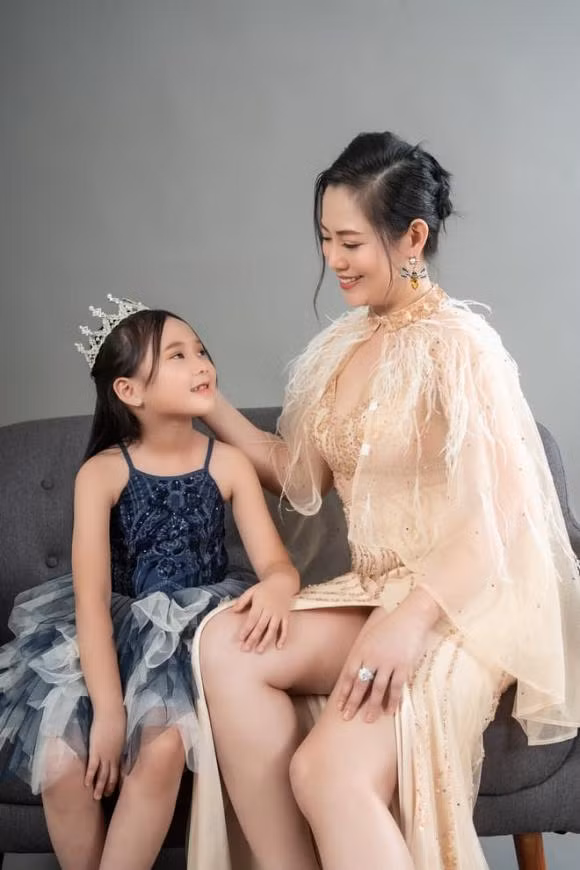 Trước khi quay lại với phim truyền hình, Thu Hiền vắng bóng khỏi showbiz một thời gian dài để tập trung cho kinh doanh và làm mẹ đơn thân của cô con gái nhỏ.