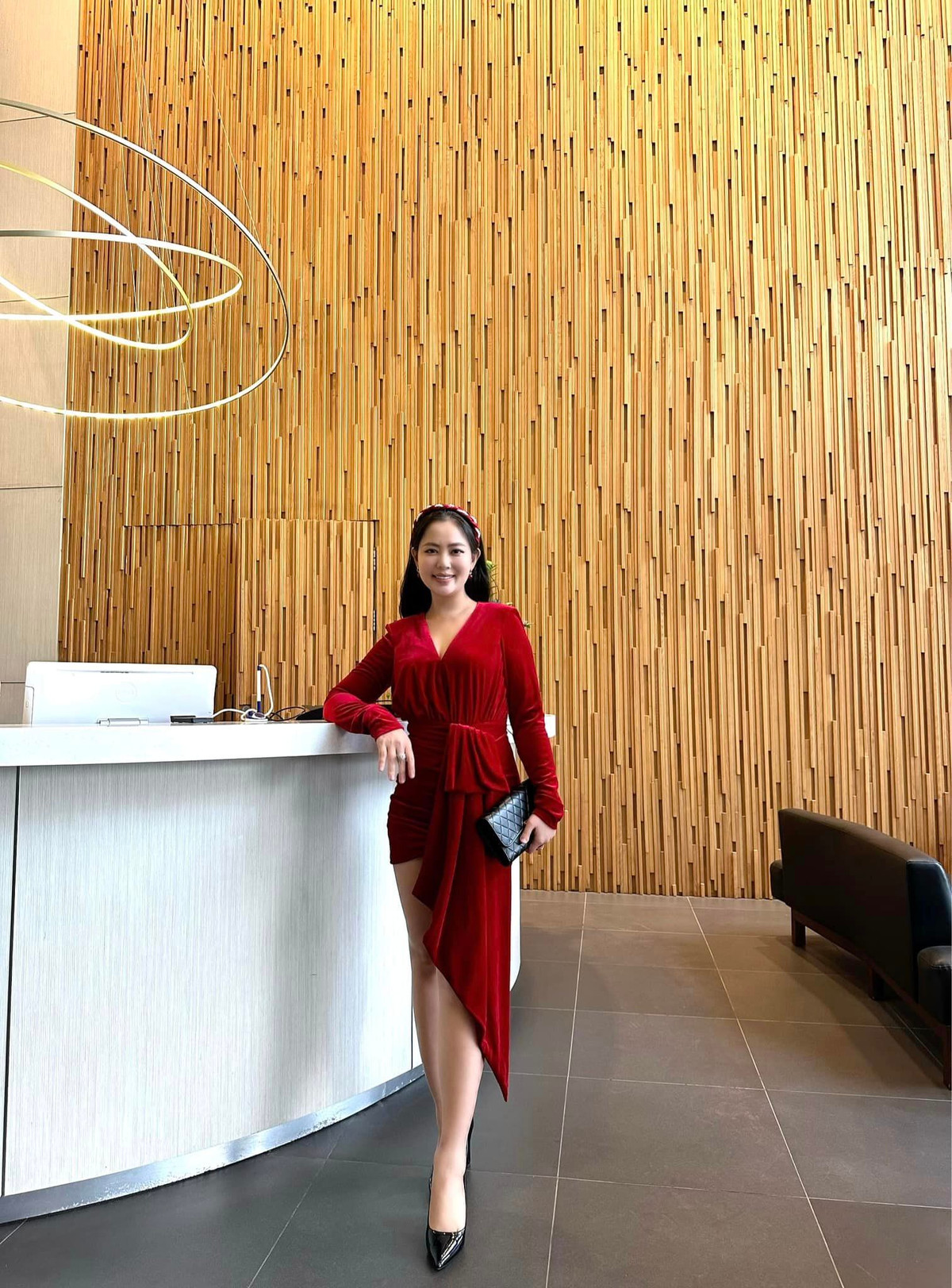 Hình ảnh hậu trường của Thu Hiền khiến cô nhận được nhiều lời khen về vóc dáng gợi cảm, nhan sắc trẻ trung với nước da căng bóng và mịn màng.