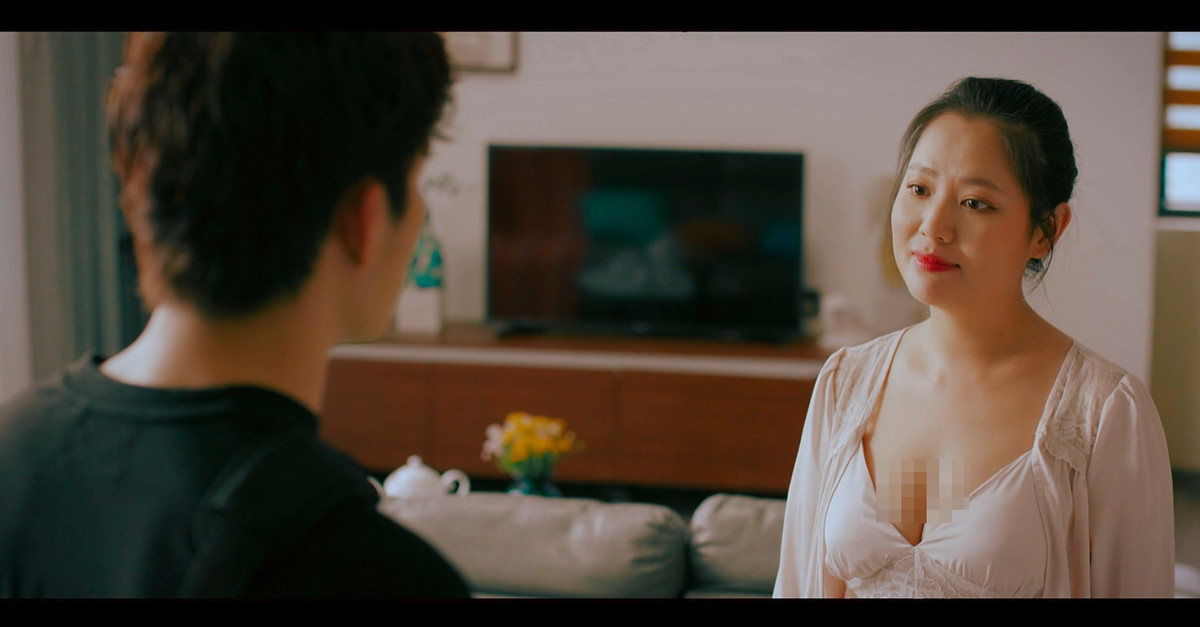 Vai diễn của Thu Hiền trong phim có sở thích cặp kè với các chàng trai trẻ. Sau khi bị tình cũ là "phi công" vừa "bòn tiền" vừa "cắm sừng", nữ CEO chuyển sang gạ gẫm và tán tỉnh Tú (Đình Tú). Tú là huấn luyện viên yoga tại nhà cho chị đẹp.